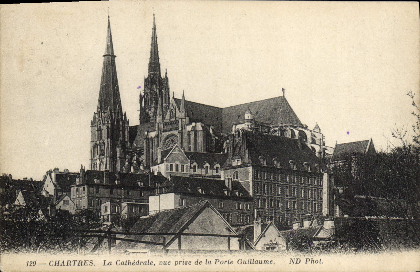 CPA Cathedrale de Chartres vue prise de la porte Guillaume 