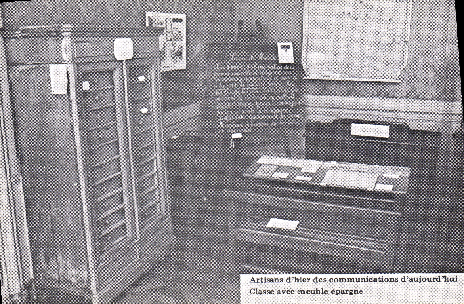 CPM PTT Classe avec meuble epargne