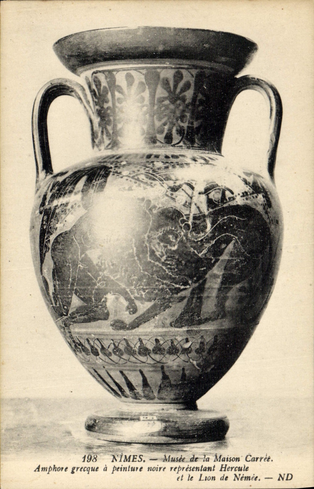 El Faience Faincerie Nimes Musee de la POSTAL de la VENDIMIA de la casa cuadrada Amphore griego tiene pintura negra el representar de Hércules y del león de Nemee