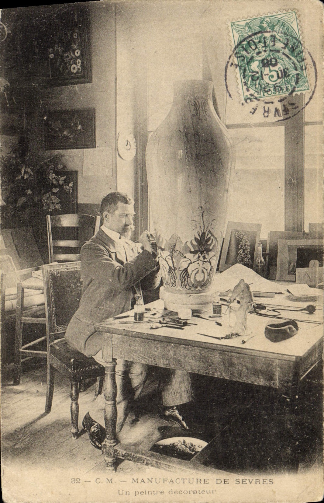 CPA Faience Faincerie Manufacture de Sevres Un peintre decorateur