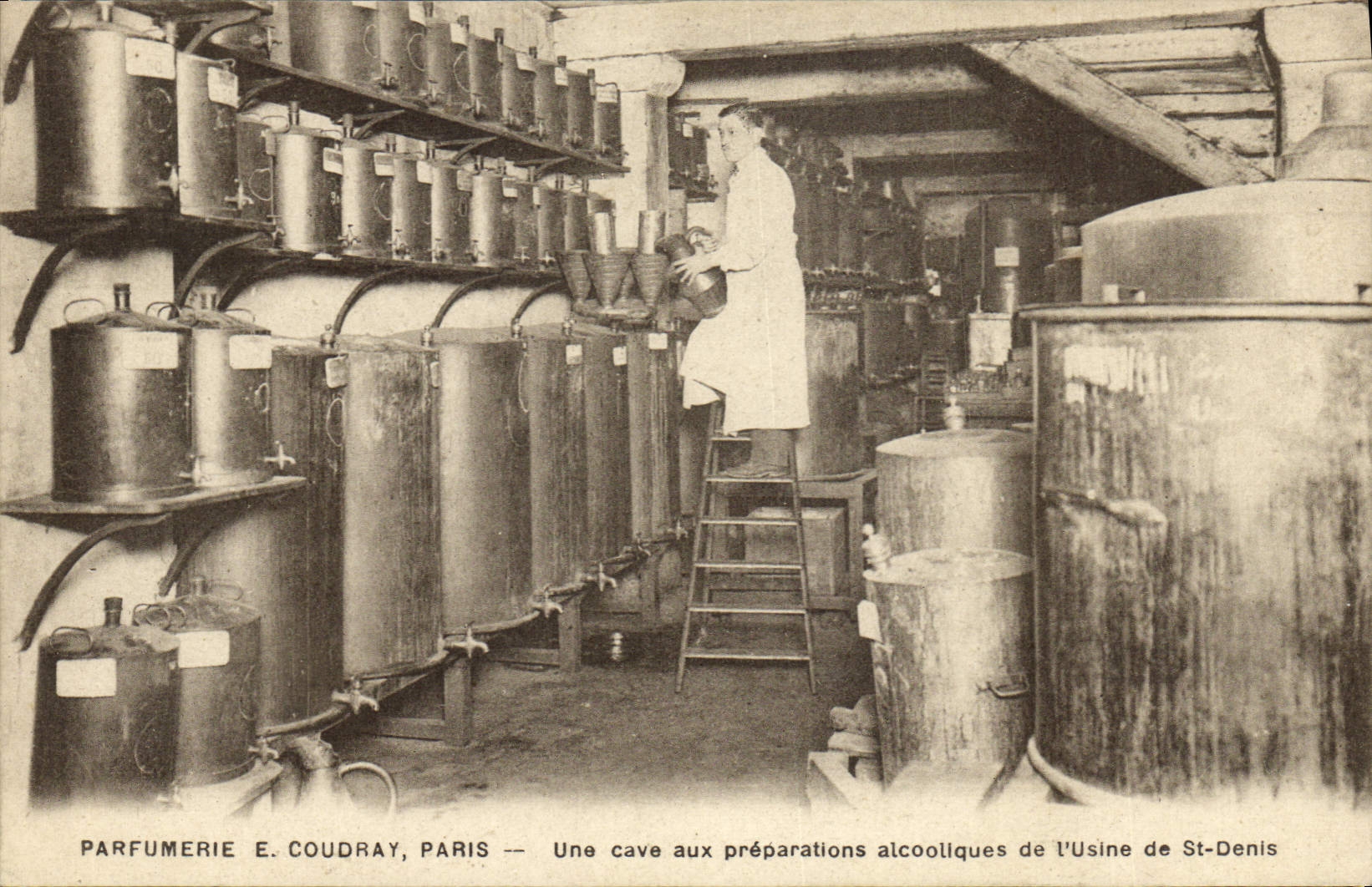 La POSTAL Parfurmerie Parfum de la VENDIMIA encanta Coudray Francia un sótano con las preparaciones alcohólicas de la fábrica de St Denis