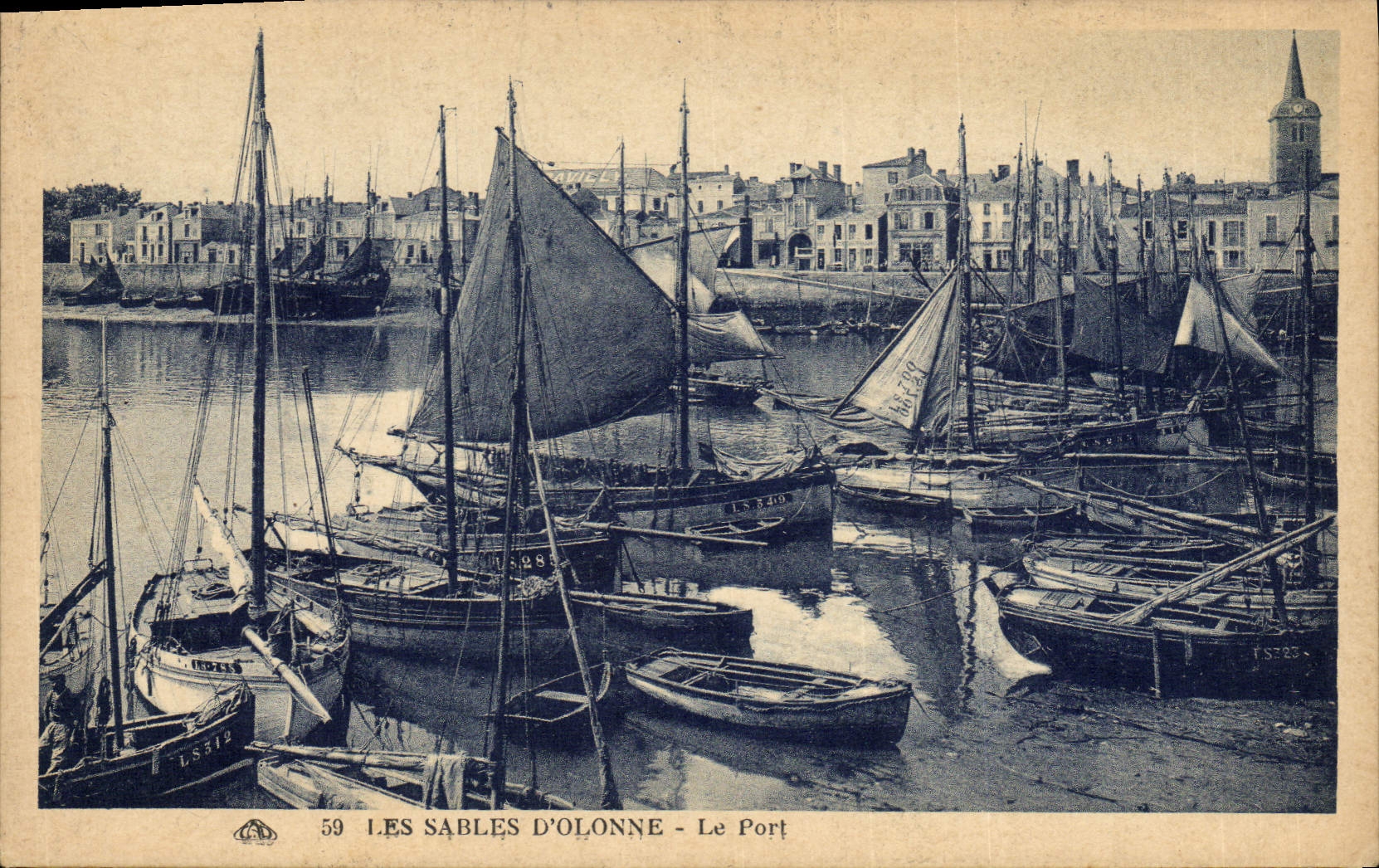 CPA Bateau de peche Sables d'Olonne le port