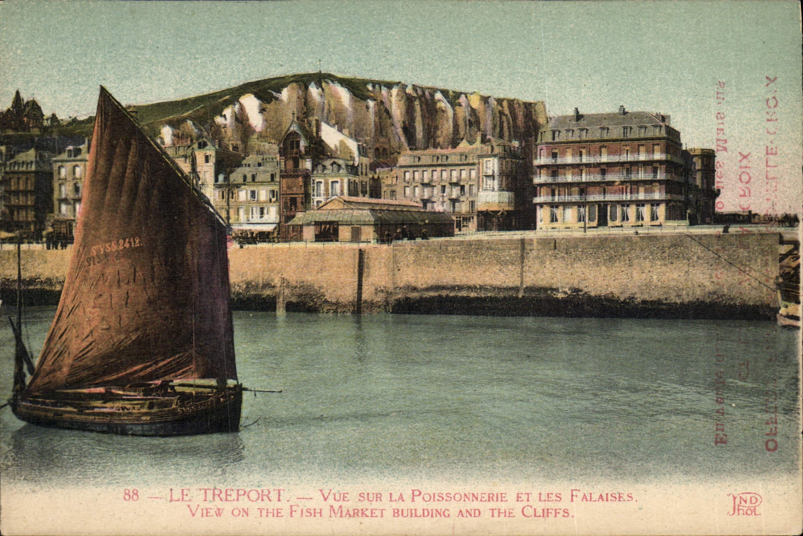 CPA Bateau de peche Le Treport Vue sur la poissonnerie et les falaises 