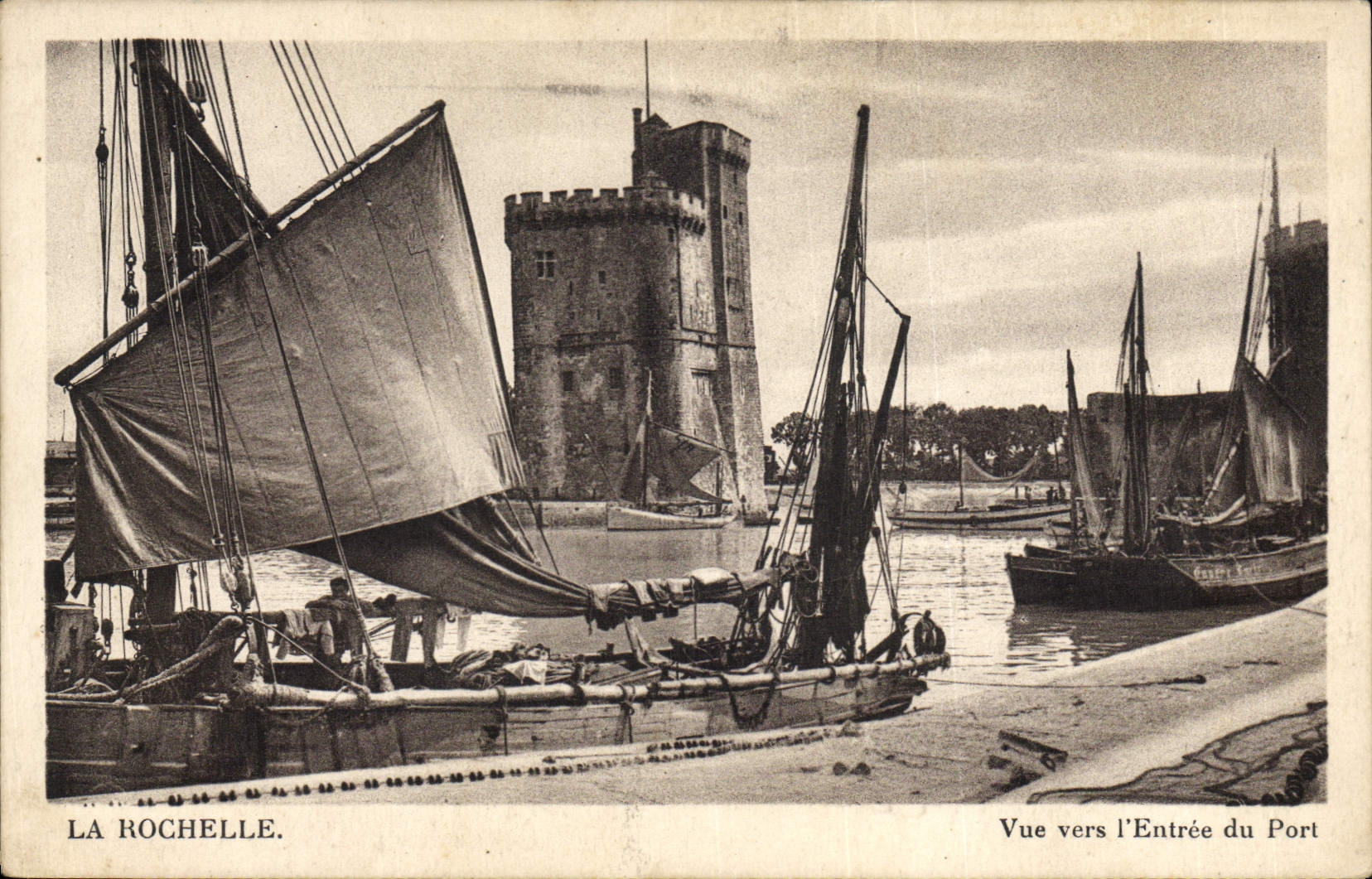 VINTAGE POSTCARD Boat of La Rochelle sin Seen towards the entry of the port