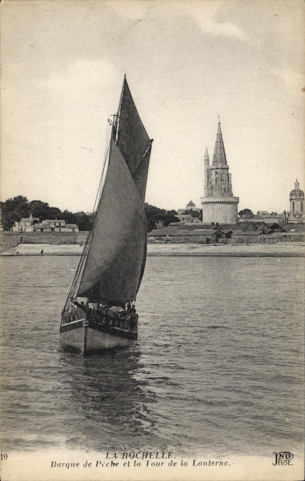CPA Bateau de peche La Rochelle Barque de peche et la tour de la lanterne