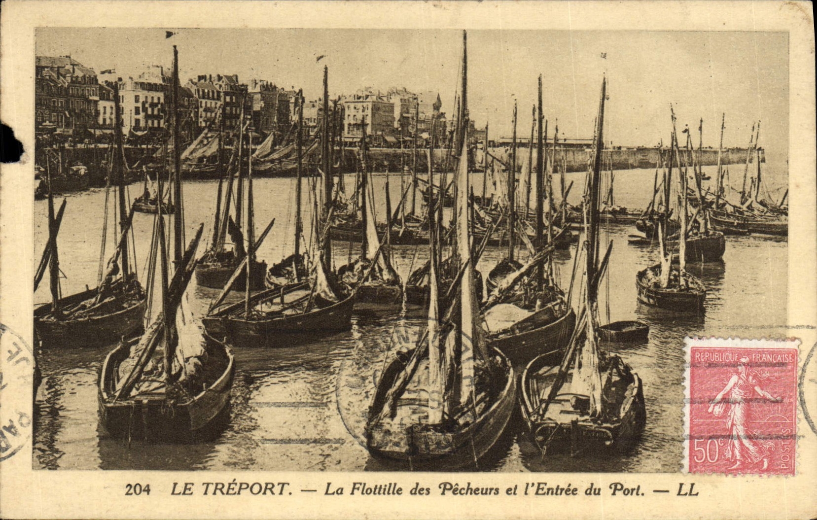 CPA Bateau de peche Le Treport La flotille des pecheurs et l'entree du port