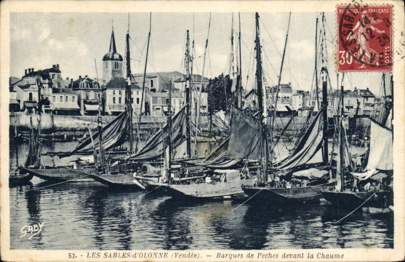 VINTAGE POSTCARD Boat of sin Sables d'Olonne Boats of sin in front of Thatch