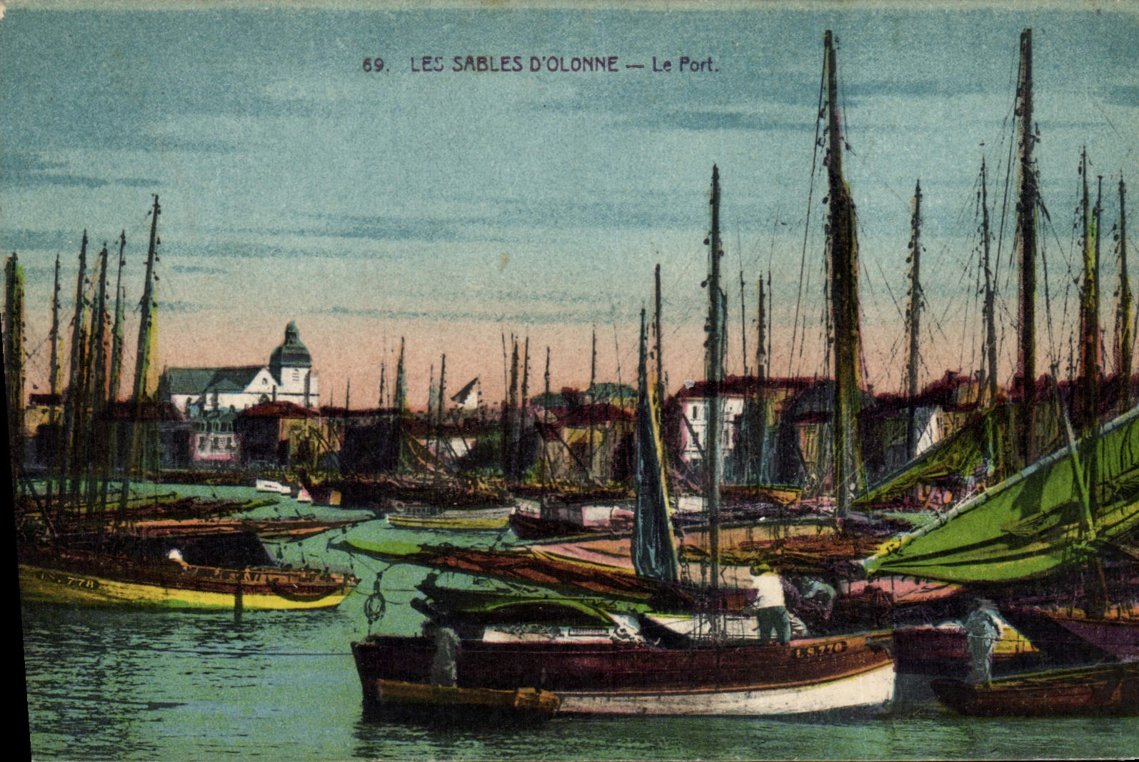 CPA Bateau de peche Les Sables d'Olonne Le port