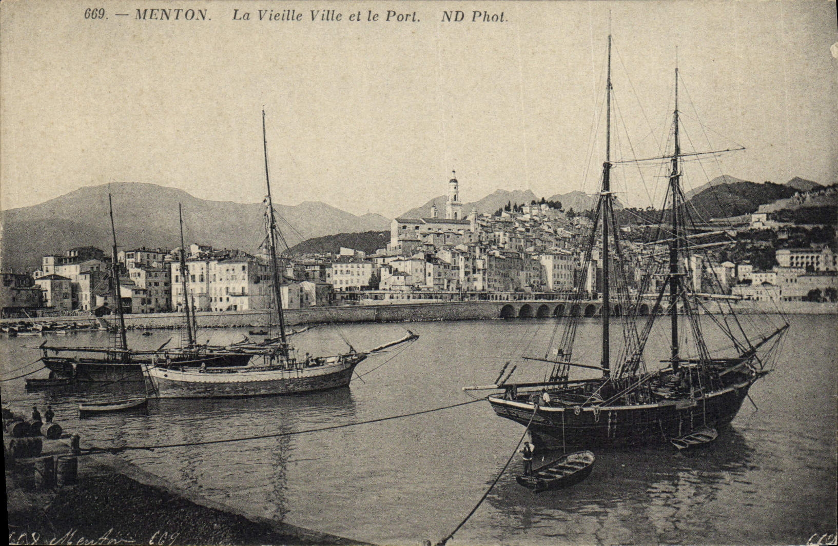CPA Bateau de peche Menton la vieille ville et le port