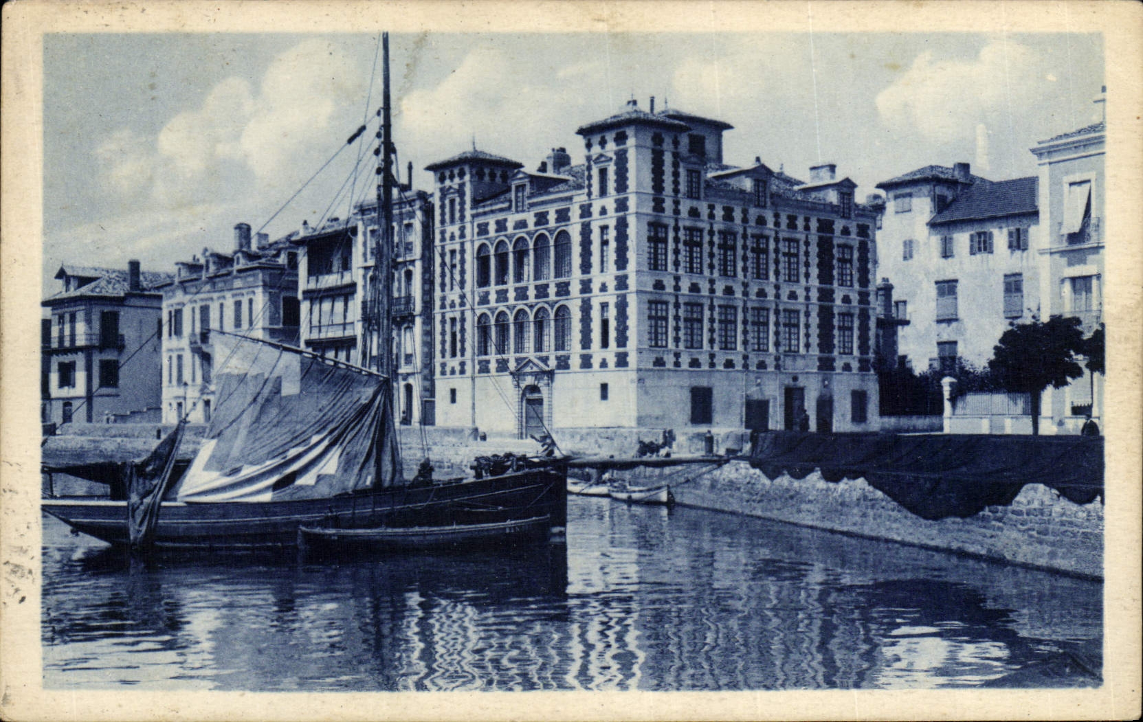 VINTAGE POSTCARD Boat of Holy sin Jean de Luz the house of Infante