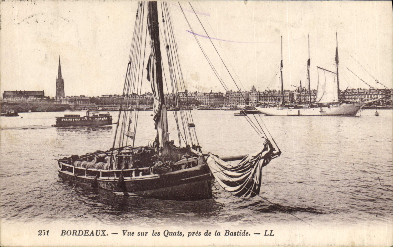 VINTAGE POSTCARD Boat of Bordeaux sin Seen on the quays close to the Country house