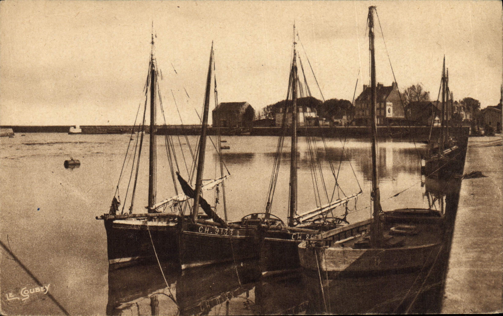 VINTAGE POSTCARD Boat of Holy sin Vaast Houlgue the port