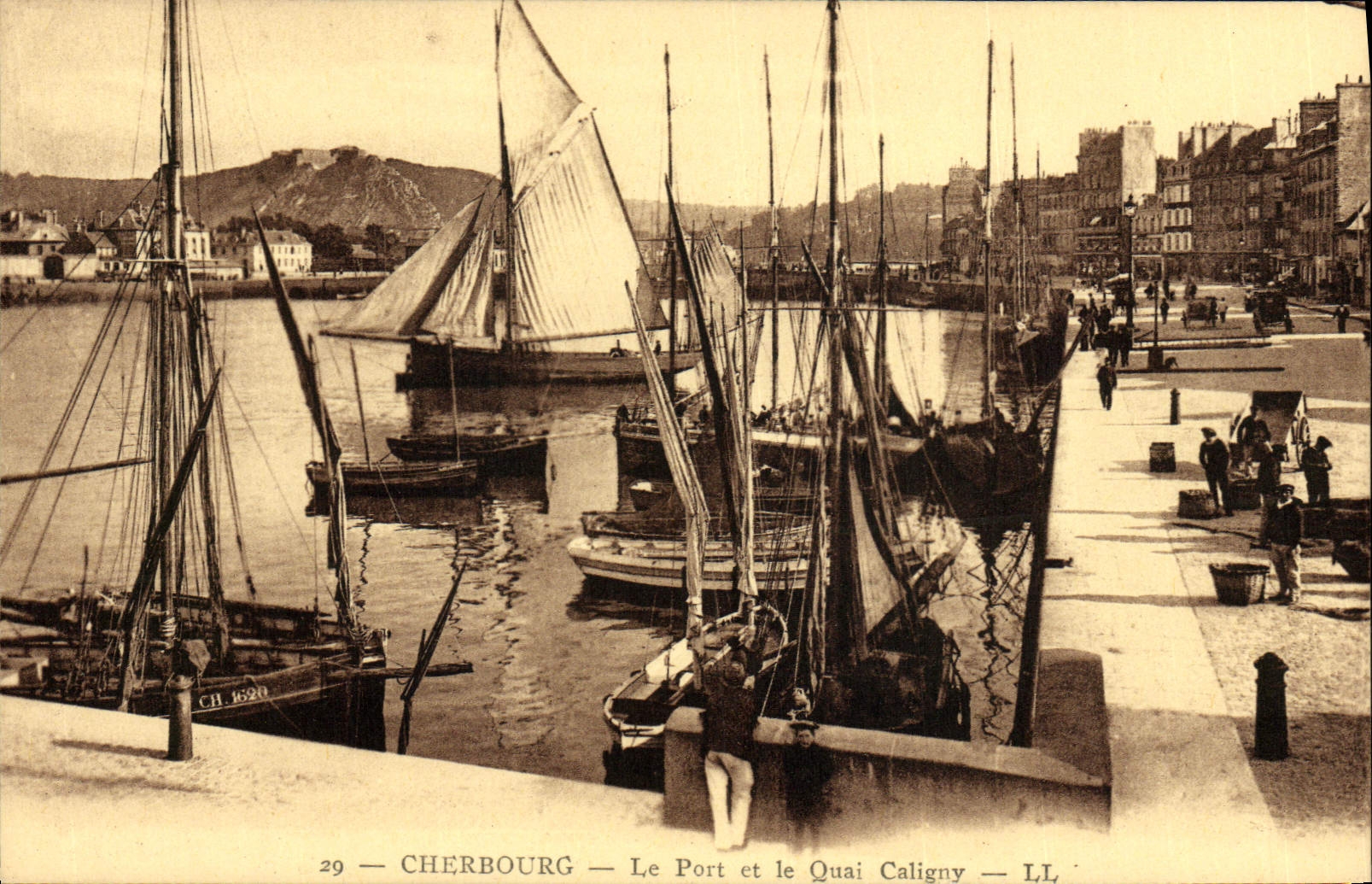 CPA Bateau de peche Cherbourg Le port et le quai Caligny