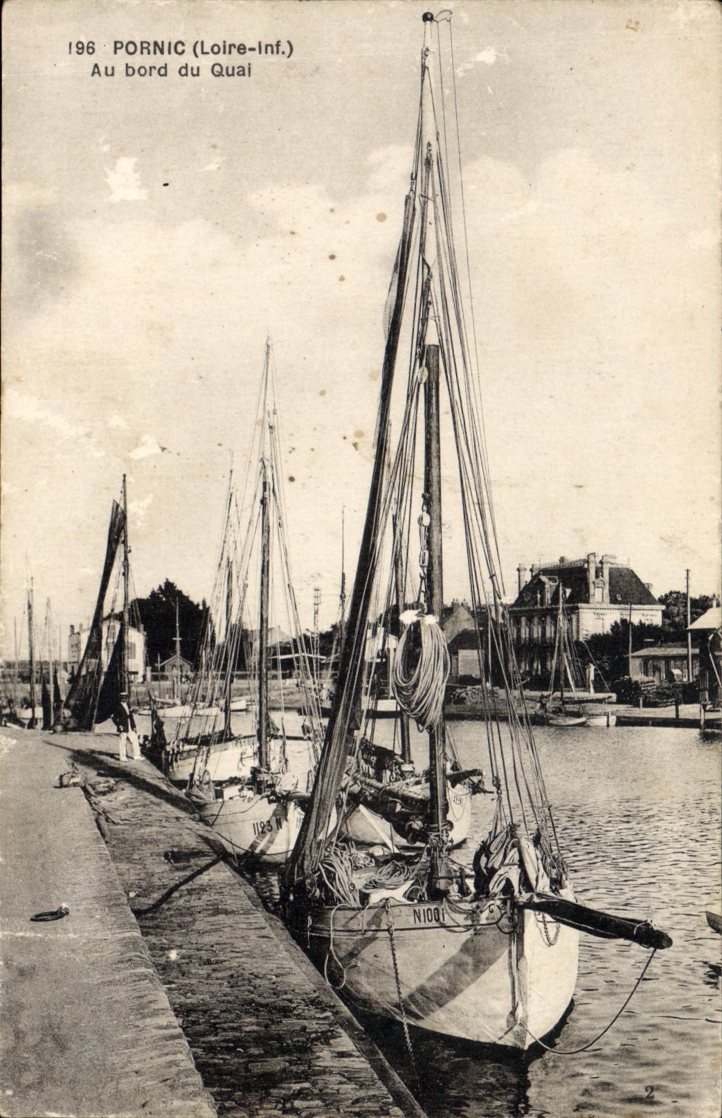 CPA Bateau de peche Pornic Au bord du quai