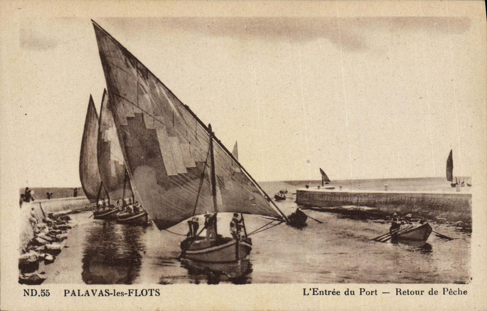 El barco de la POSTAL de la VENDIMIA del pecado de Palavas inunda la entrada de la vuelta portuaria del pecado