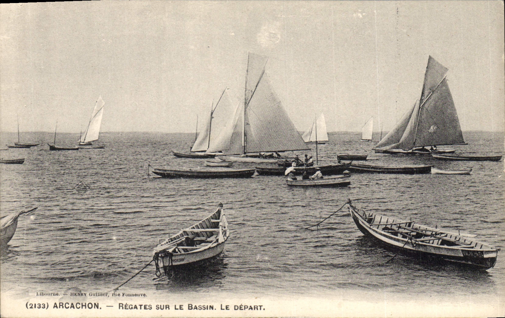CPA Bateau de peche Arcachon Regates sur le bassin le depart