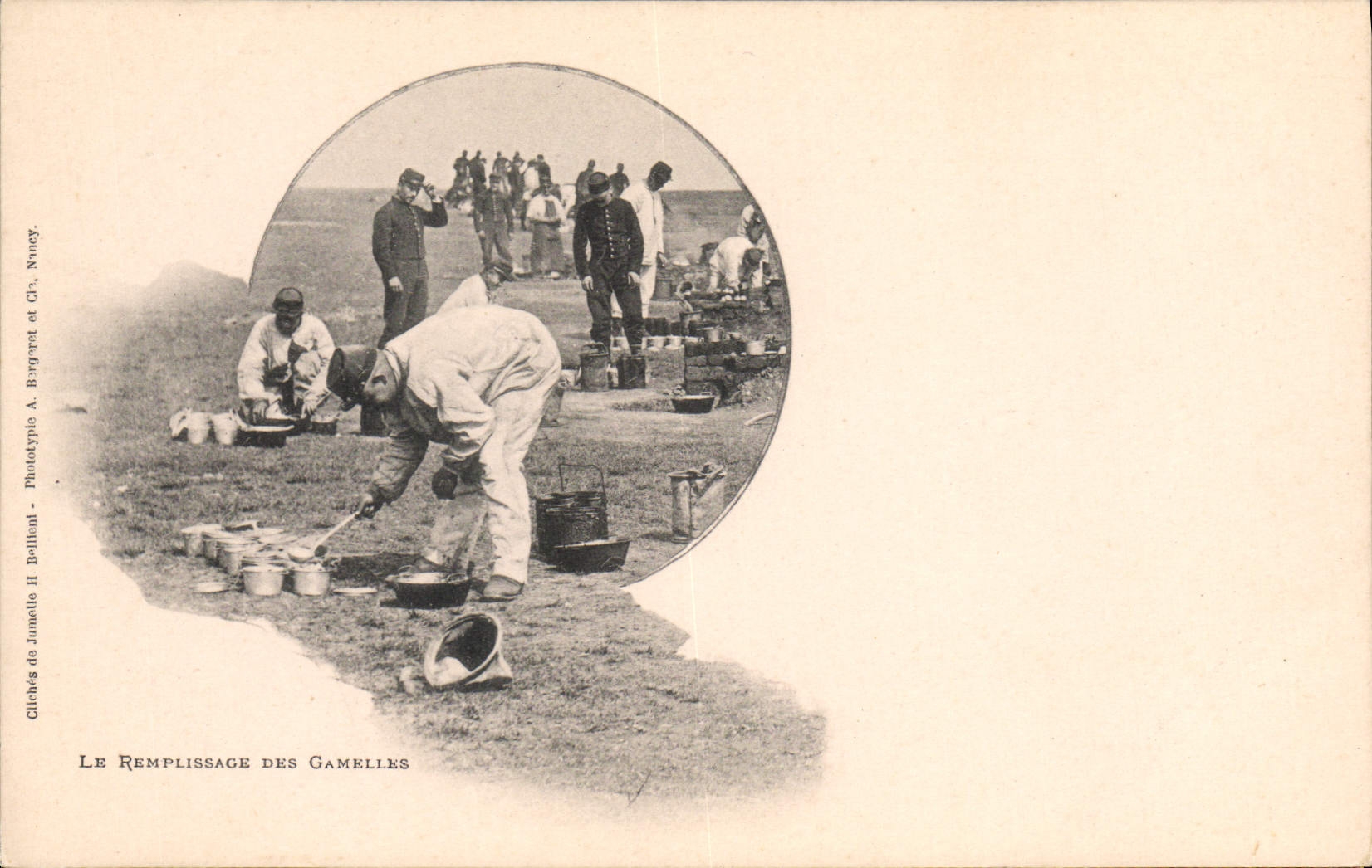 CPA Militaria Le remplissage des Gamelles