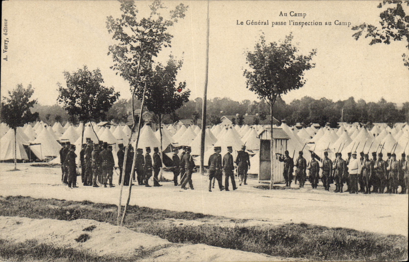 CPA Militaria Au camp le general passe l'inspection au camp