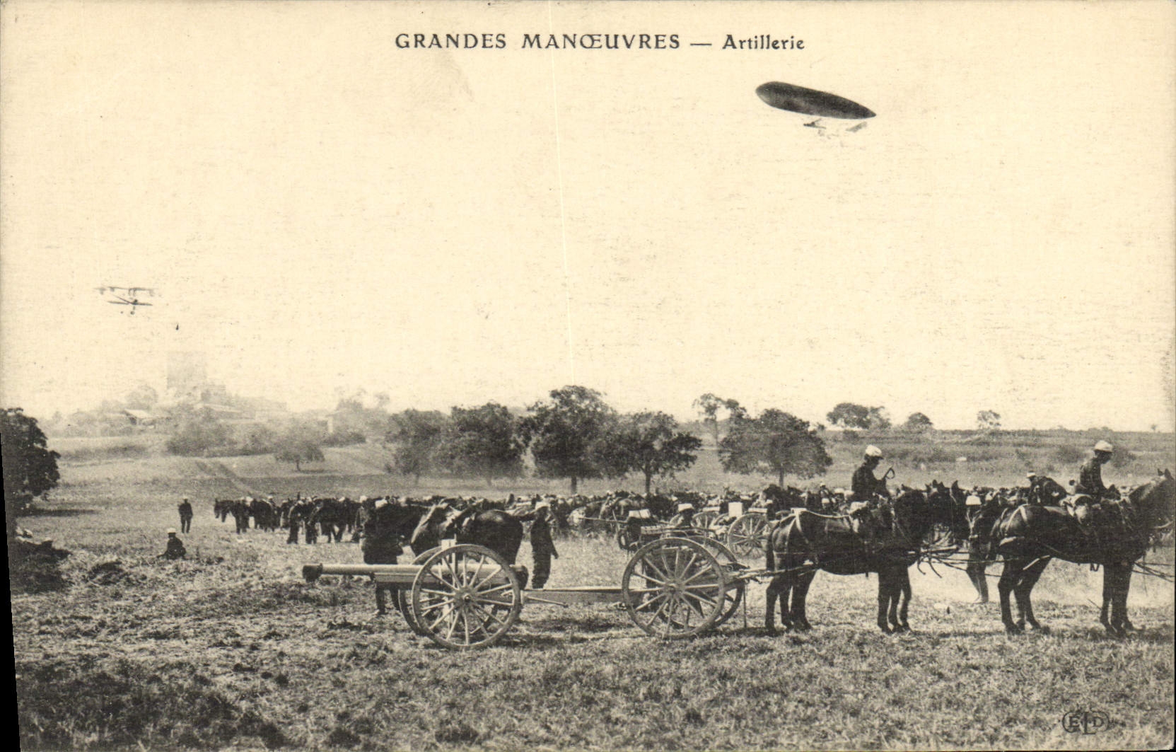 El ejército de Militaria de la POSTAL de la VENDIMIA maniobra el dirigible del zepelín de la artillería