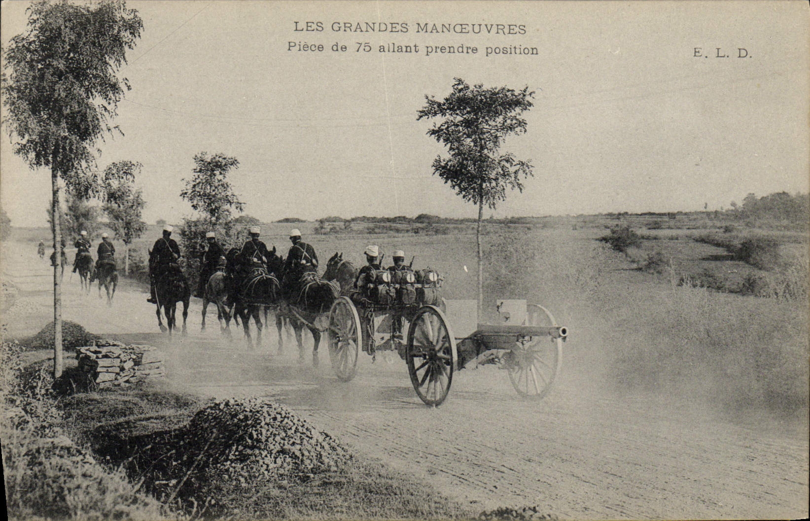 CPA Militaria Les grandes manoeuvres Piece de 75 allant prendre position