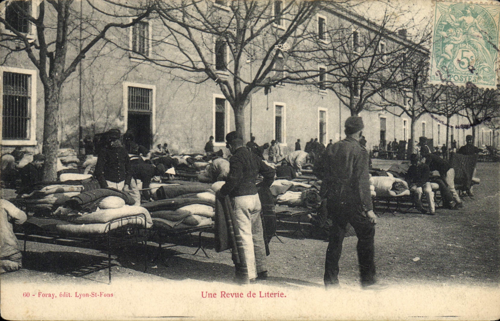 CPA Militaria Une revue de literie