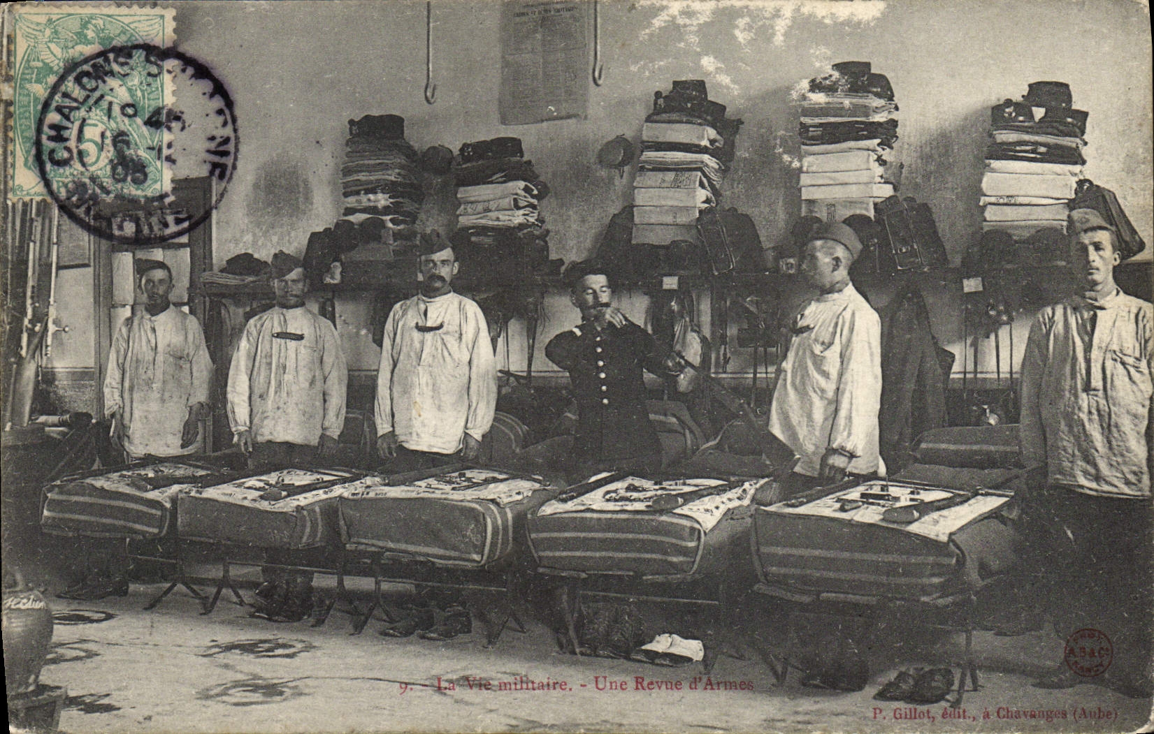 CPA Militaria La vie militaire Une revue d'armes