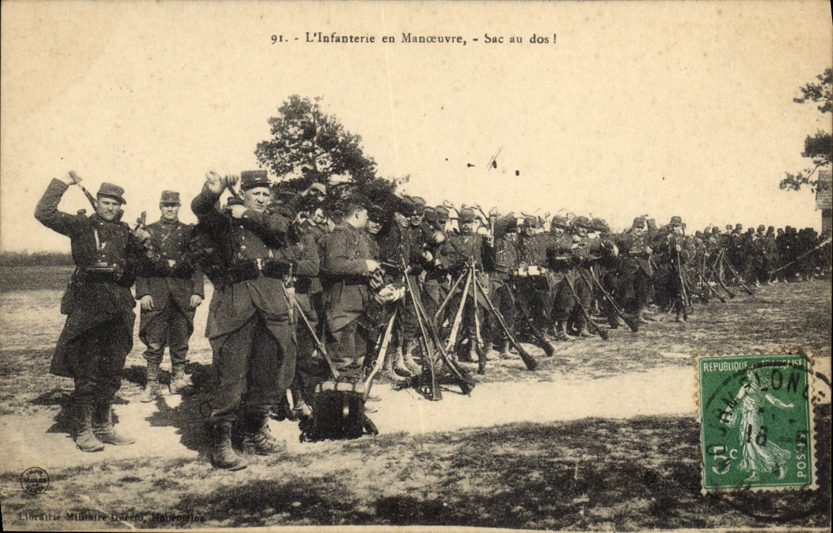CPA Militaria L'infanterie en manoeuvre Sac au dos 