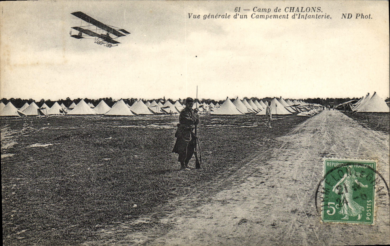 CPA Militaria Camp de Chalons Vue generale d'un campement d'infanterie Avion Aviation