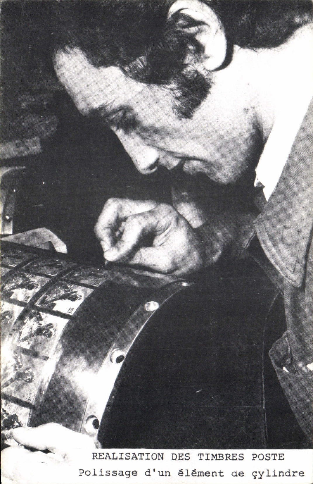 MODERN CARD Realization of the stamps posts Polissage of an element of cylinder