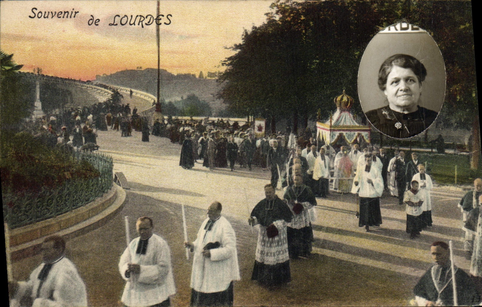 CPA Fantaisie Photographie Femme lourdes