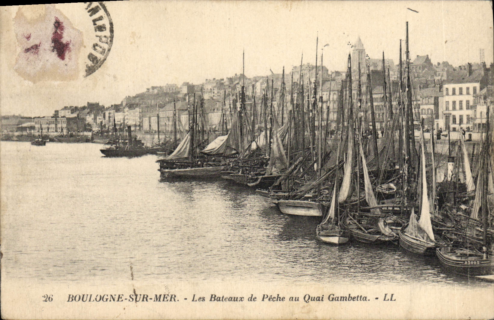 VINTAGE POSTCARD Boat of Boulogne sin on Sea boats of sin to the Gambetta quay