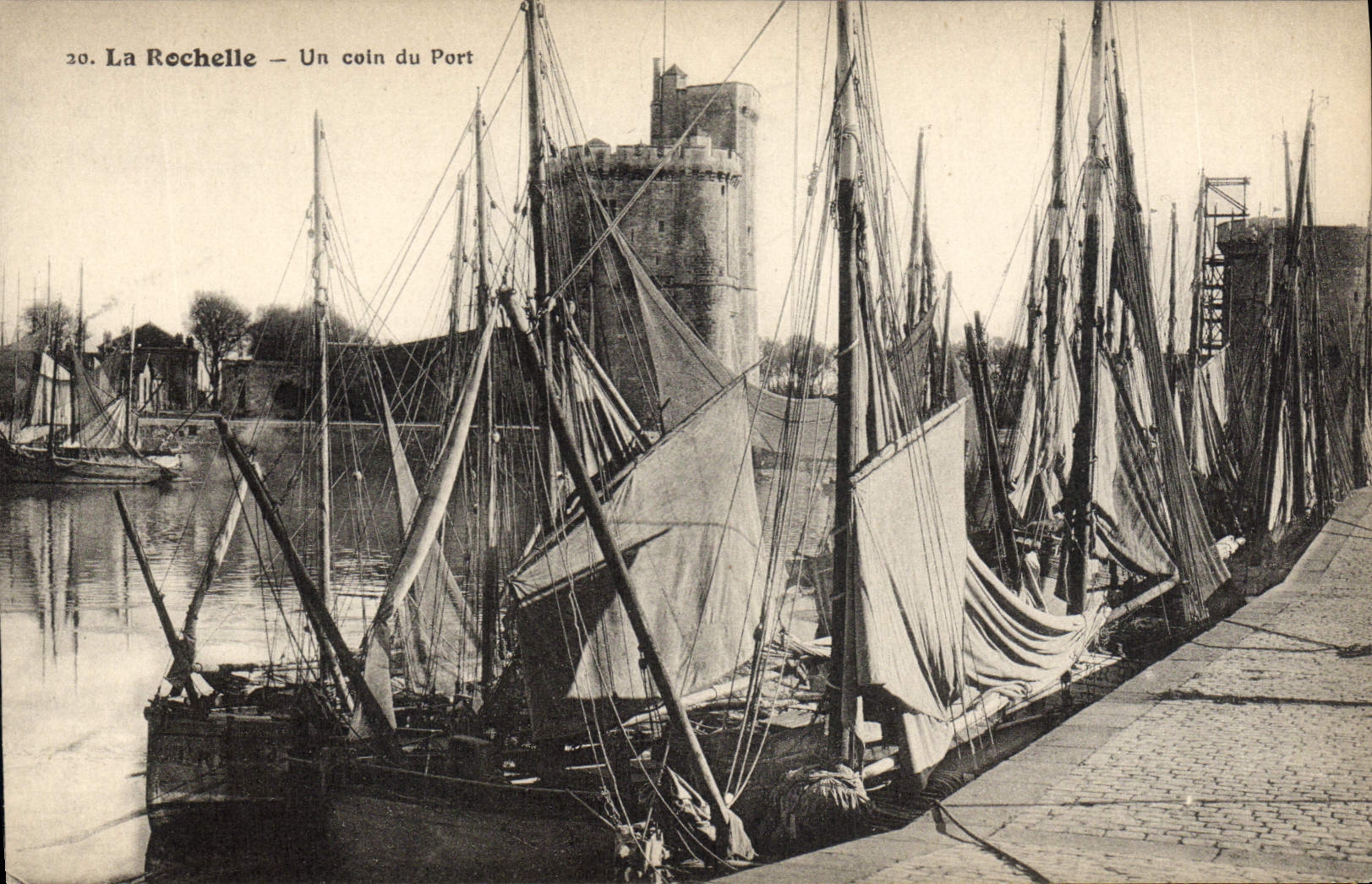 CPA Bateau de peche La Rochelle Un coin du port 