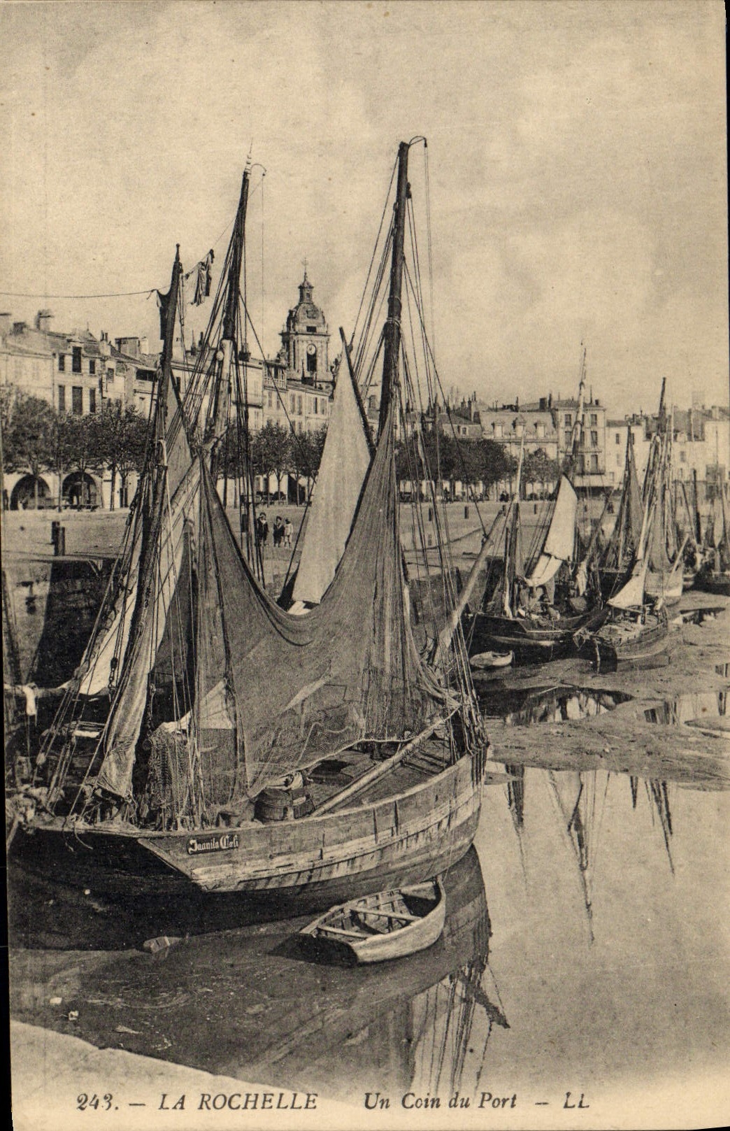 CPA Bateau de peche La Rochelle Un coin du port