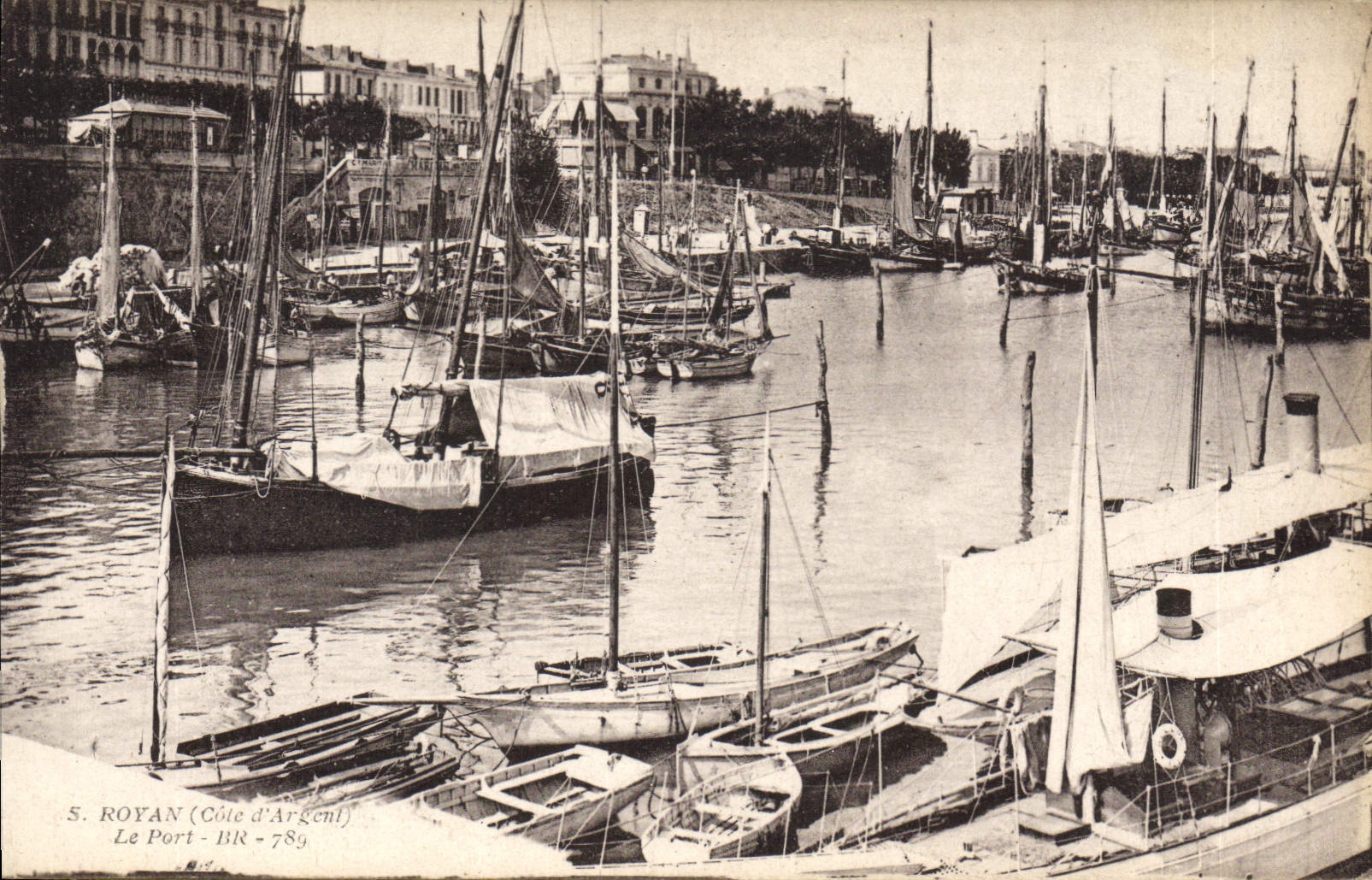 CPA Bateau de peche Royan Le port 
