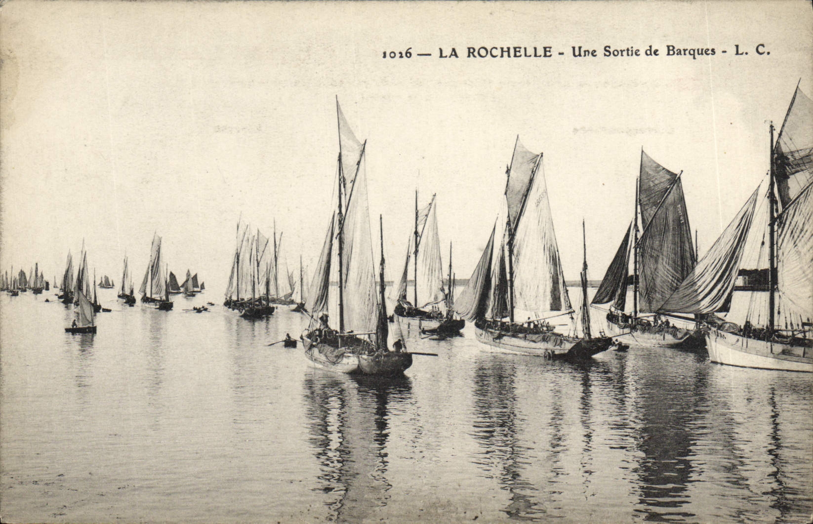 VINTAGE POSTCARD Boat of La Rochelle sin an exit of boats