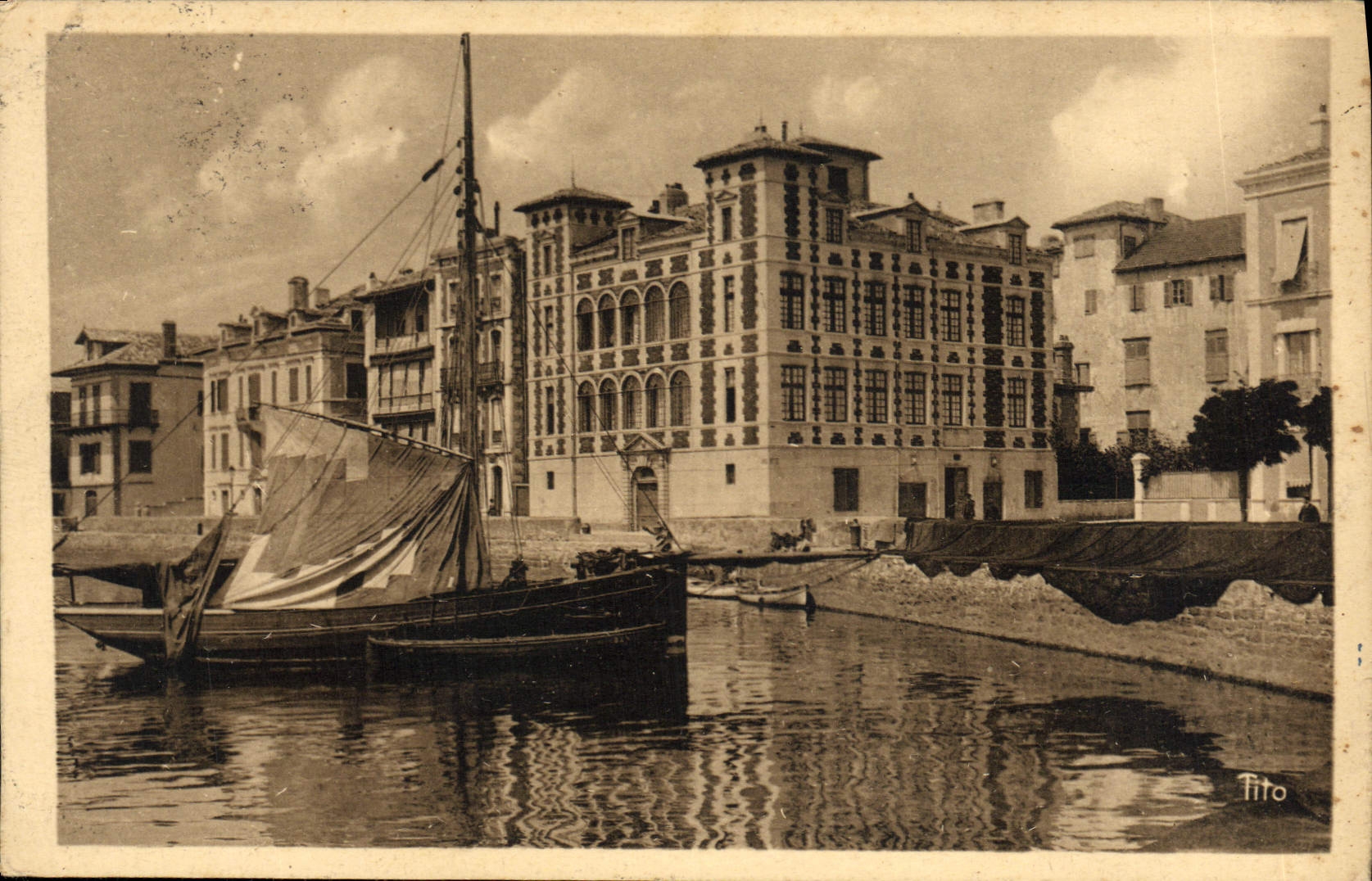 CPA Bateau de peche Saint Jean de Luz La maison de l'Infante