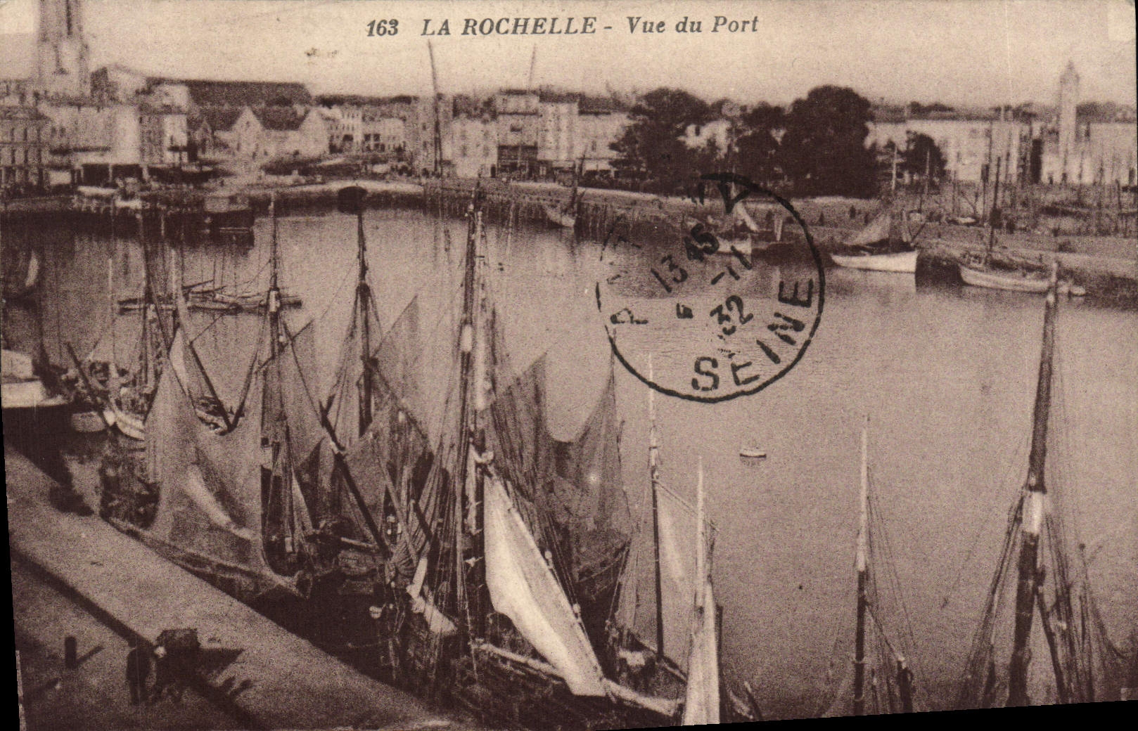 CPA Bateau de peche La Rochelle Vue du port