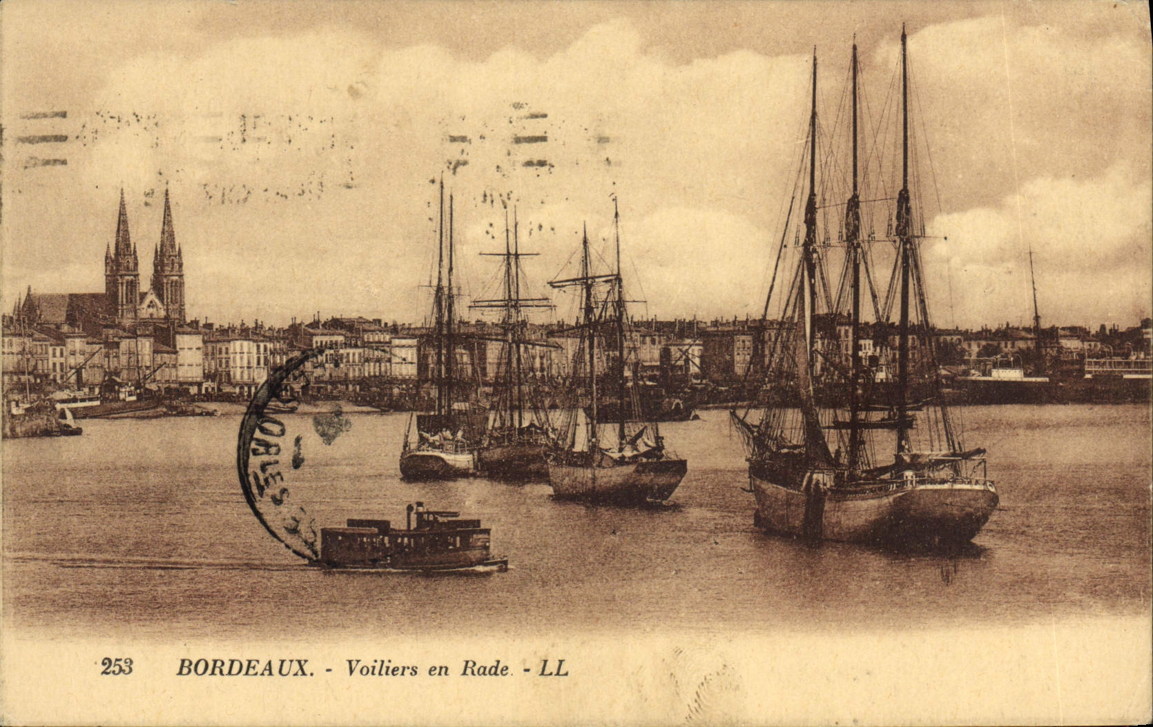 CPA Bateau de peche Bordeaux Voiliers en rade