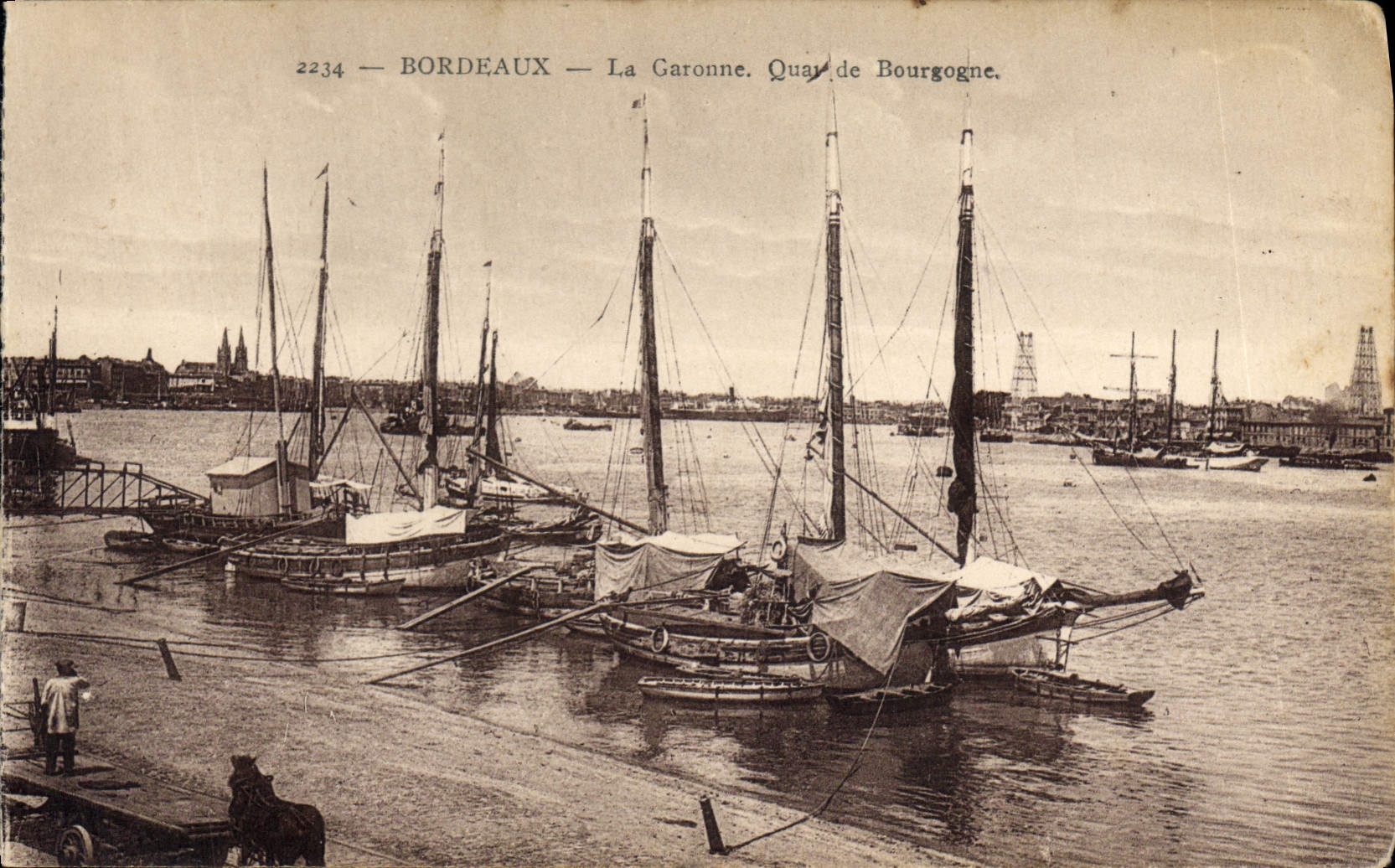 CPA Bateau de peche Bordeaux La Garonne Quai de Bourgogne