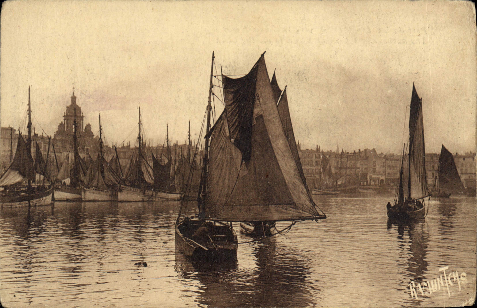 VINTAGE POSTCARD Boat of sin Port of the La Rochelle towards the large clock