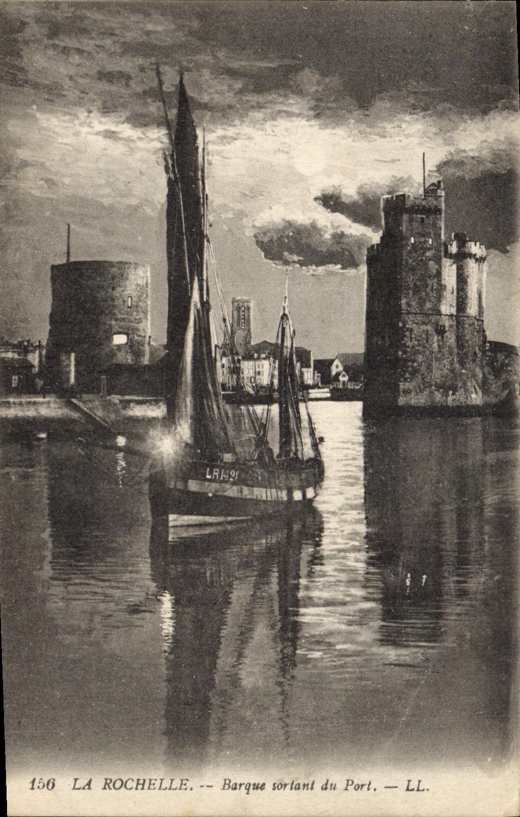 VINTAGE POSTCARD Boat of sin La Rochelle Boat leaving the port