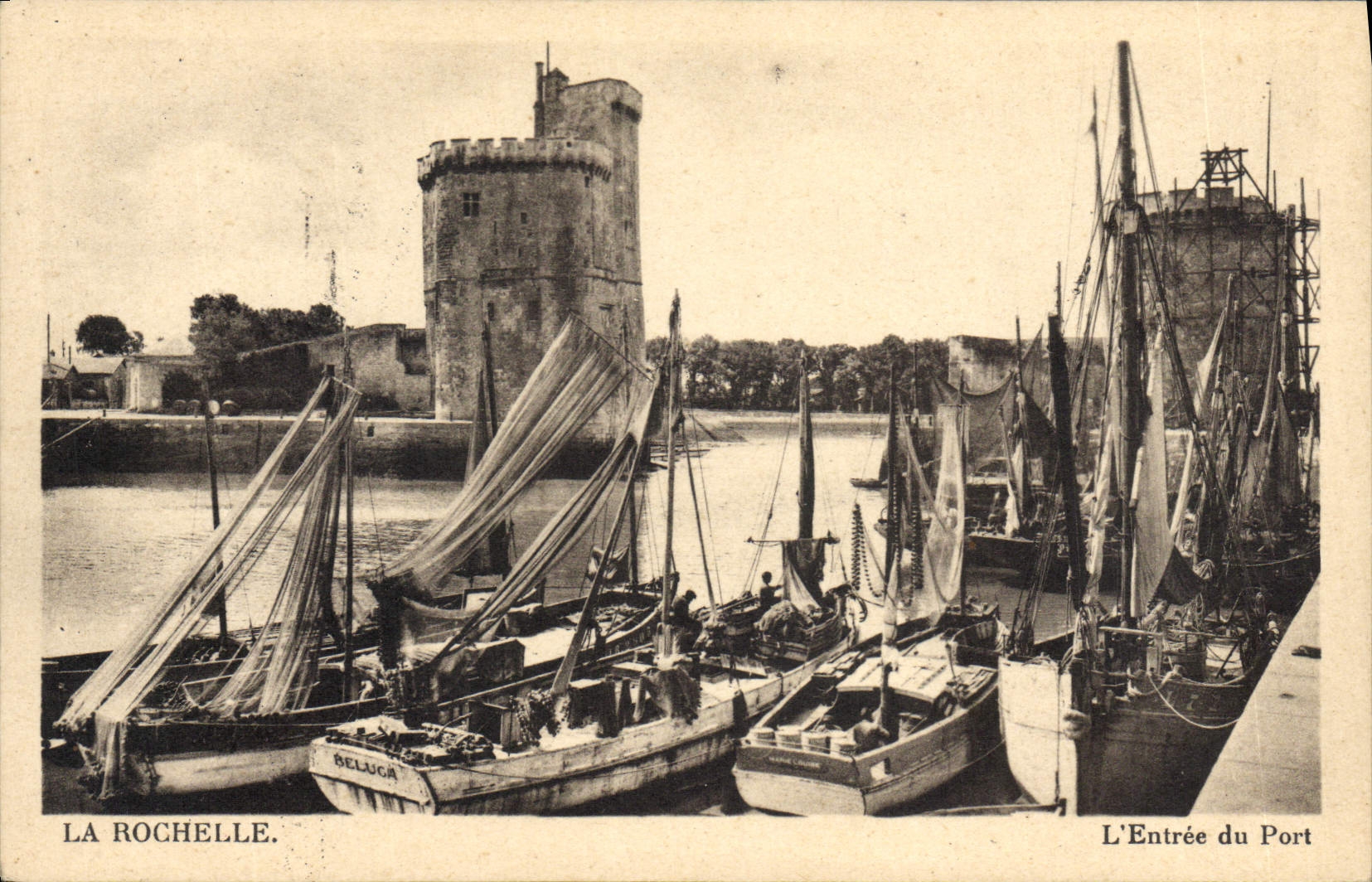 VINTAGE POSTCARD Boat of La Rochelle sin the entry of the port