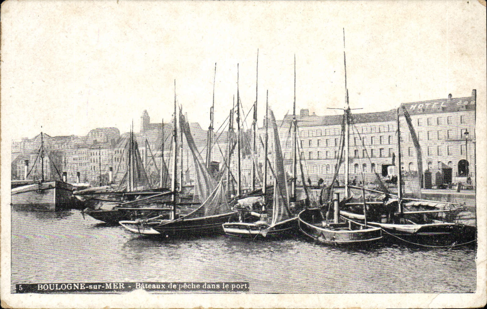 CPA Bateaux de peche dans le port Boulogne sur Mer 