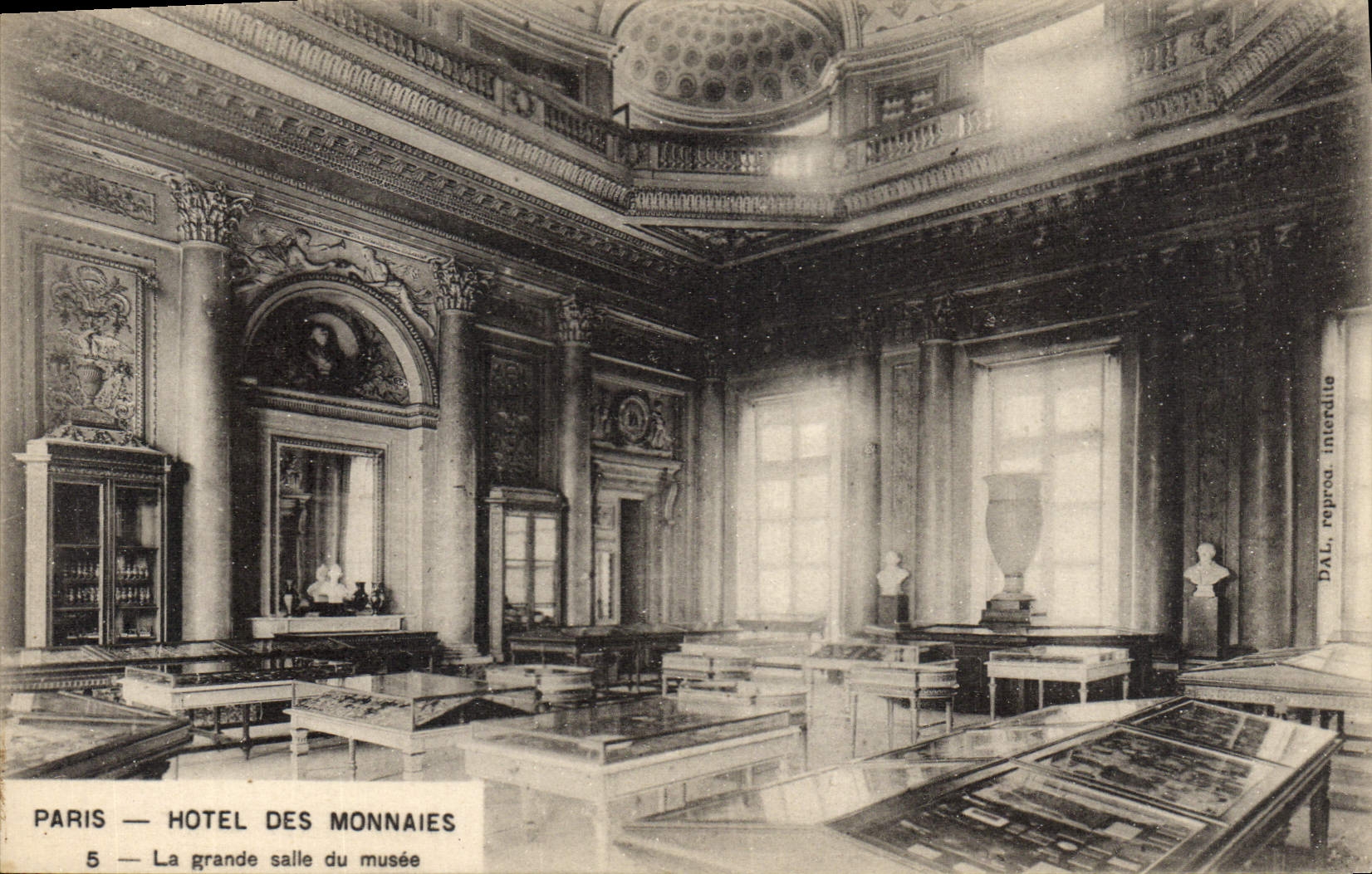 VINTAGE POSTCARD Paris Mint the big room of the museum