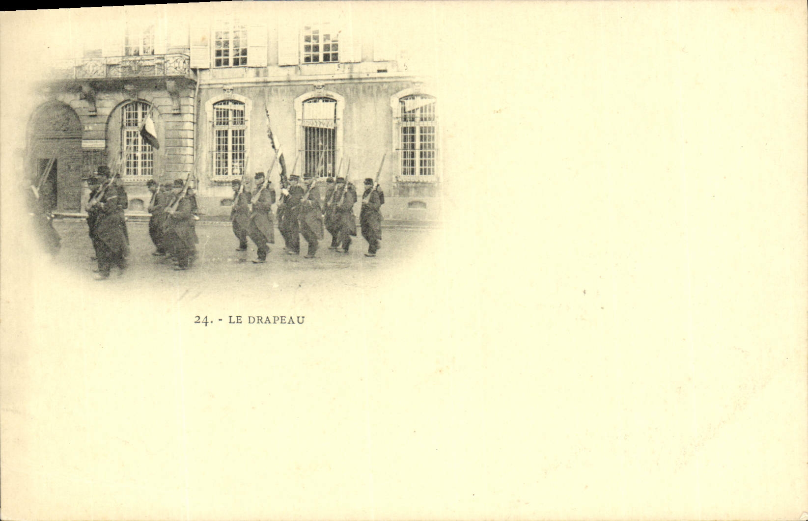 CPA Militaria Le drapeau