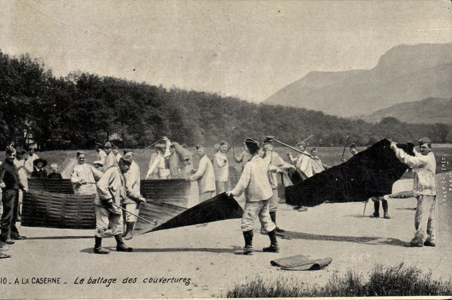 CPA Militaria A la caserne Le battage des couvertures
