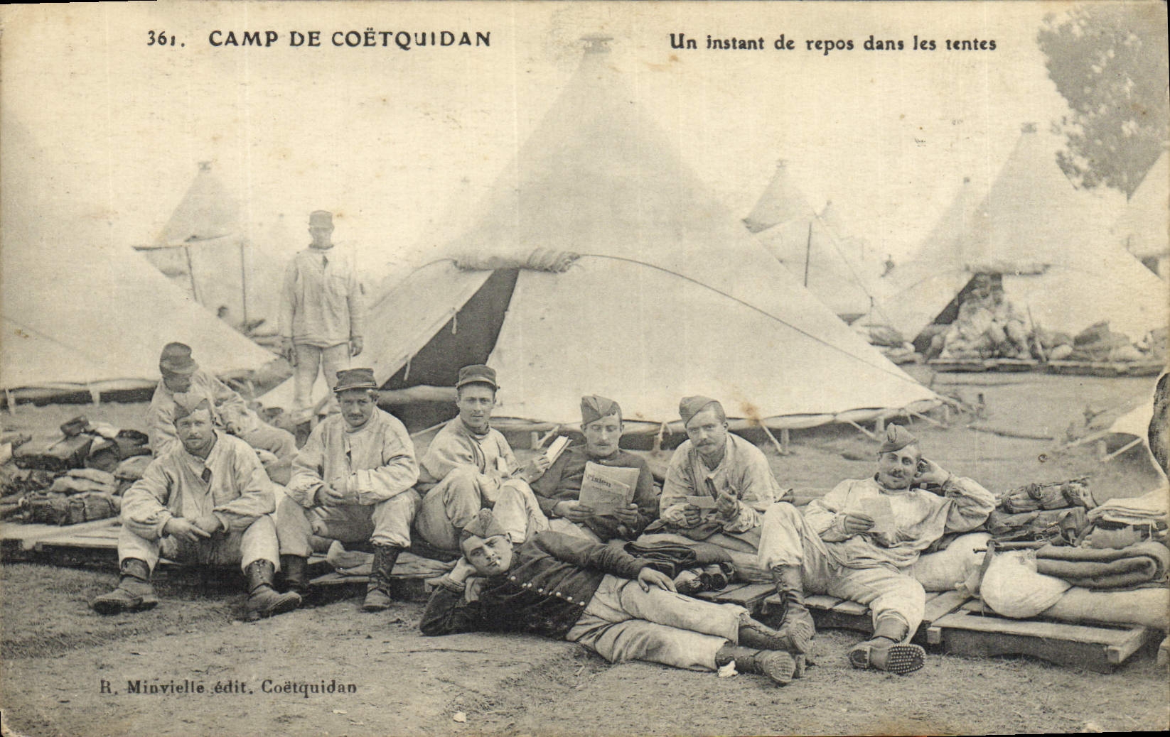 CPA Militaria Camp de Coetquidan Un instant de repos dans les tentes