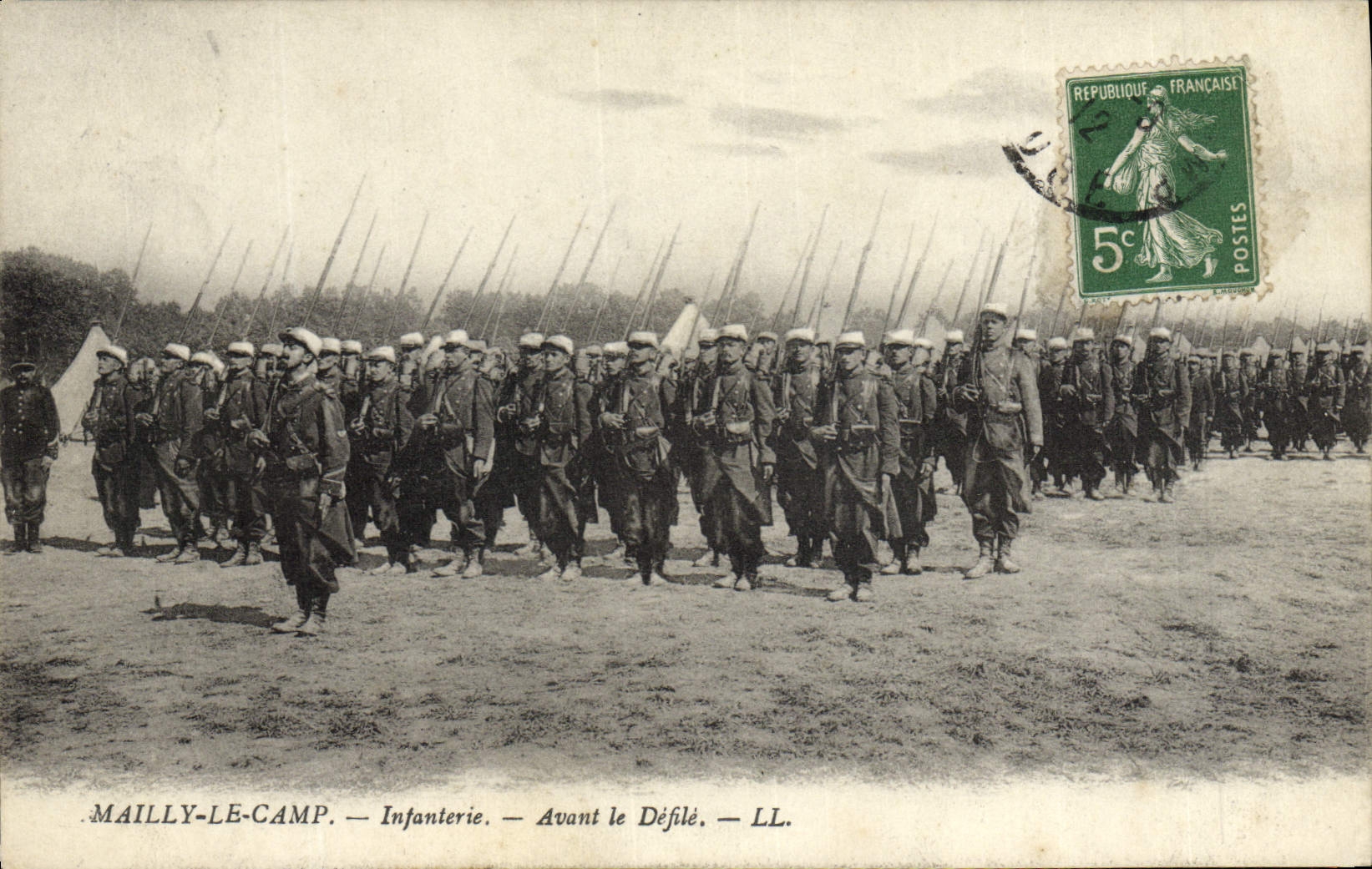 CPA Militaria Mailly le Camp Infanterie Avant de defile 