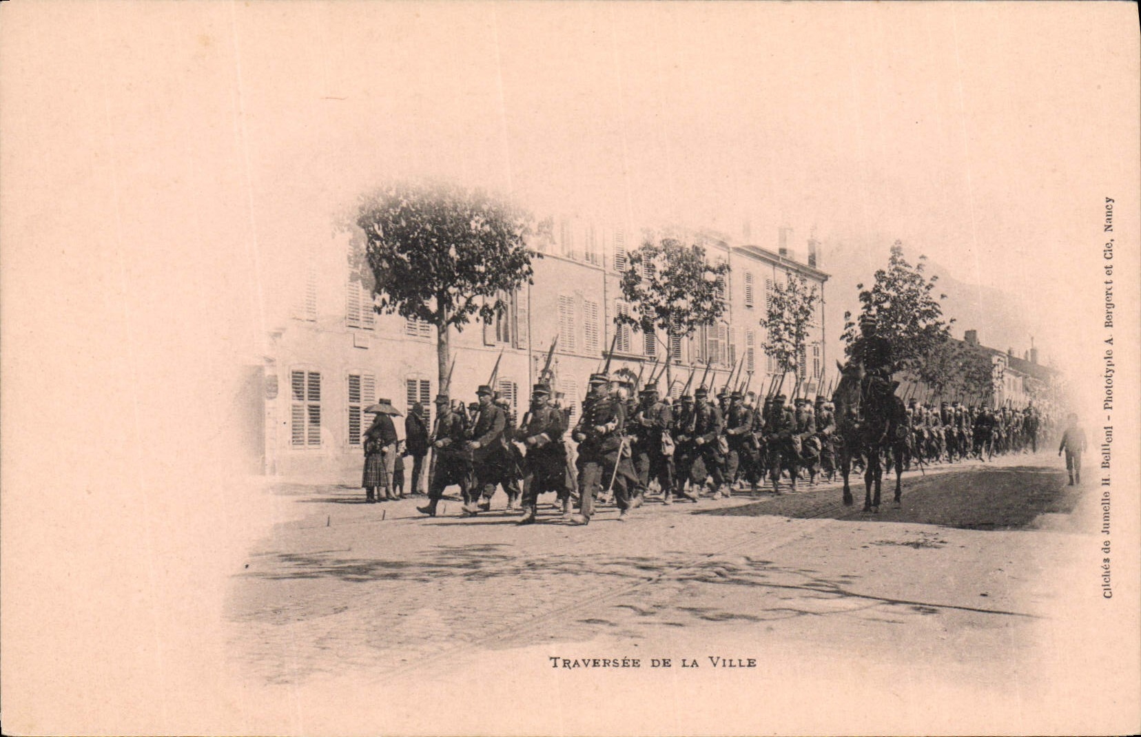 CPA Militaria Traversee de la ville 
