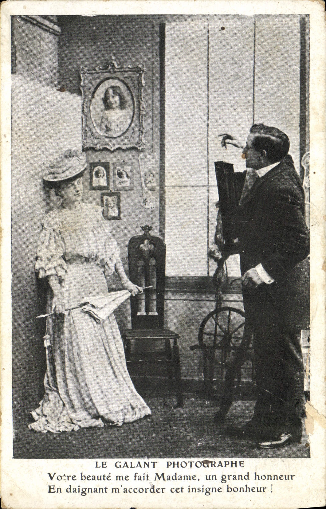 CPA Femme le galant photographe